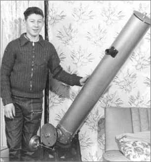 Barry Pemberton im Jahre 1961 mit seinem ersten selbstgebauten Teleskop.
