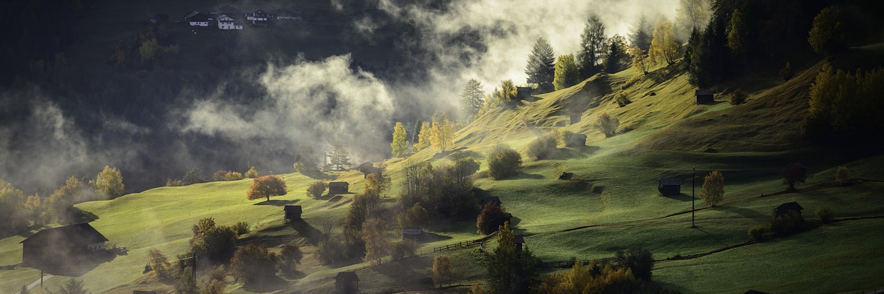 Berge Landschaft Nebel Baeume Wiesen