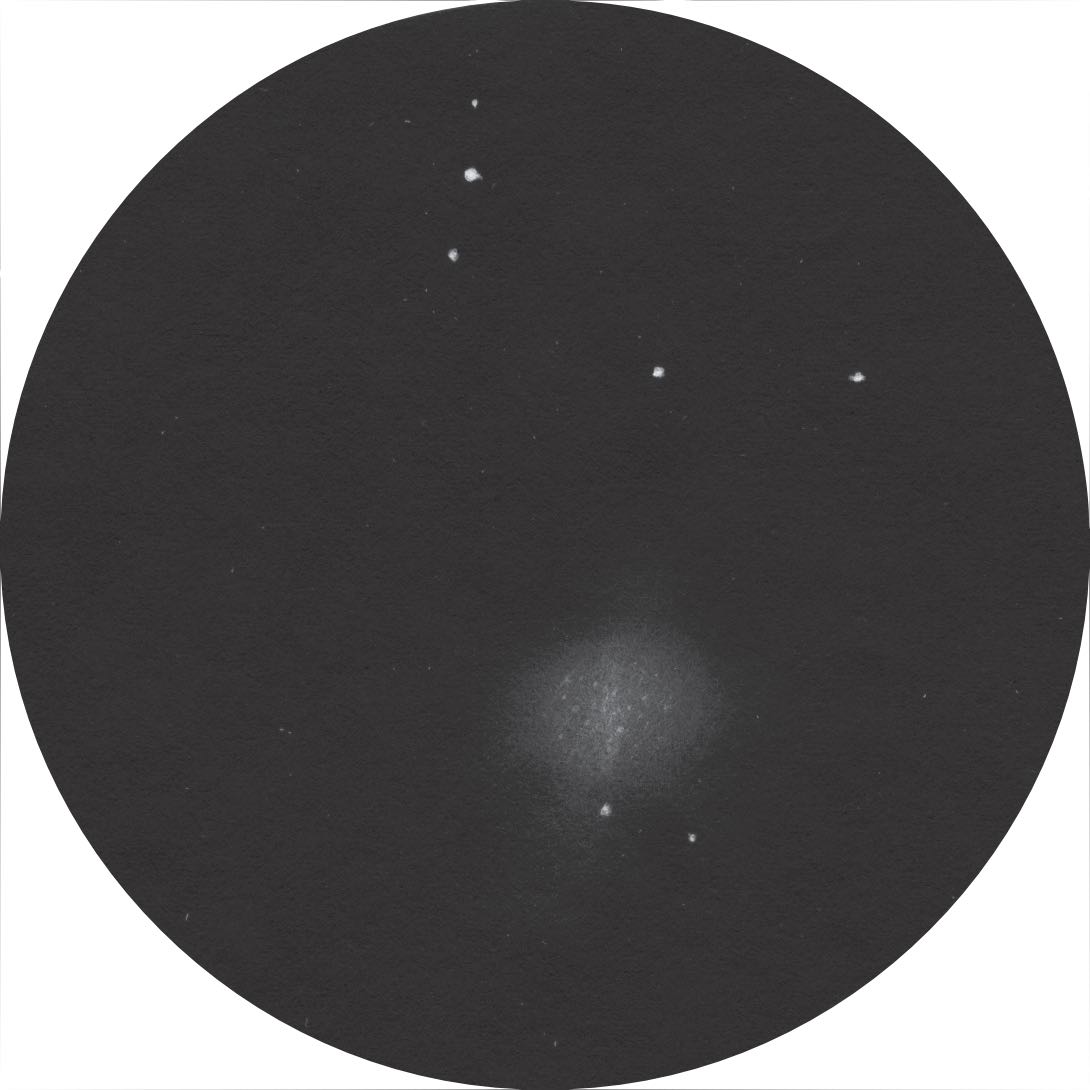 So sieht der Kugelsternhaufen in einem kleinen 70mm Teleskop bei 56× aus. R. Stoyan
