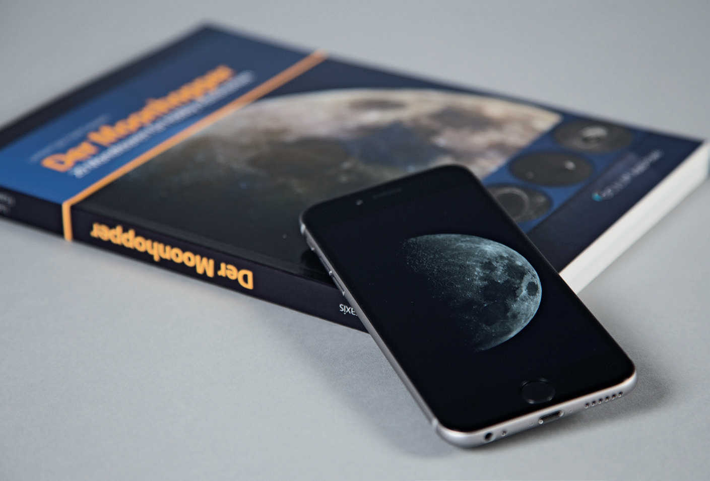 Die in Smartphones verbauten Kameras werden immer besser. Zur Fotografie der hellen
Objekte unseres Sonnensystems lassen sich diese Kameras inzwischen durchaus einsetzen – für
die Deep-Sky-Fotografie eher weniger. U.Dittler