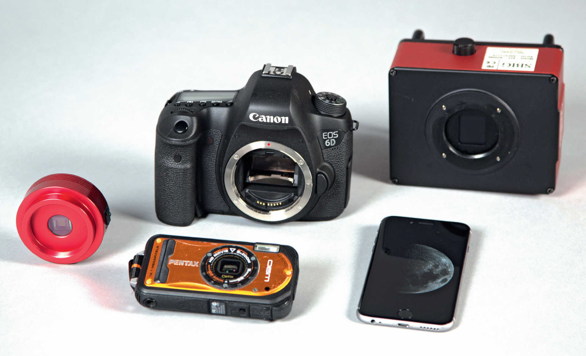 Das Angebot an Kameras ist vielfältig, es reicht von Kameras in Smartphones über klassische Kompaktkameras und ungekühlte CCD-Kameras bis hin zu digitalen Spiegelreflexkameras und gekühlten Astro-CCD-Kameras. Bedingt durch ihre unterschiedlichen Stärken und Schwächen eignen sich diese unterschiedlichen Kameras für verschiedene astrofotografische Einsatzszenarien unterschiedlich gut – für den Einstieg reichen zunächst die einfachen Kameratypen. U. Dittler