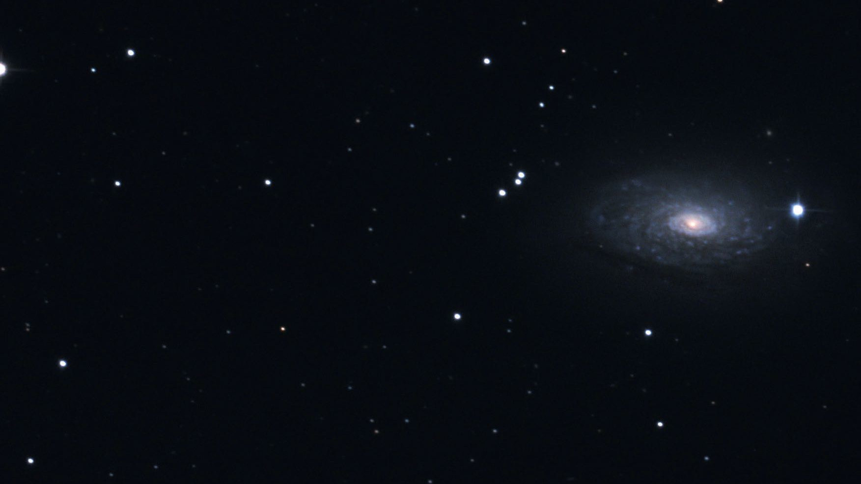 Im Fernglas fast ein Doppelstern:
Auf Fotos wird die Galaxiennatur von M 63 deutlich.
Marcus Degenkolbe