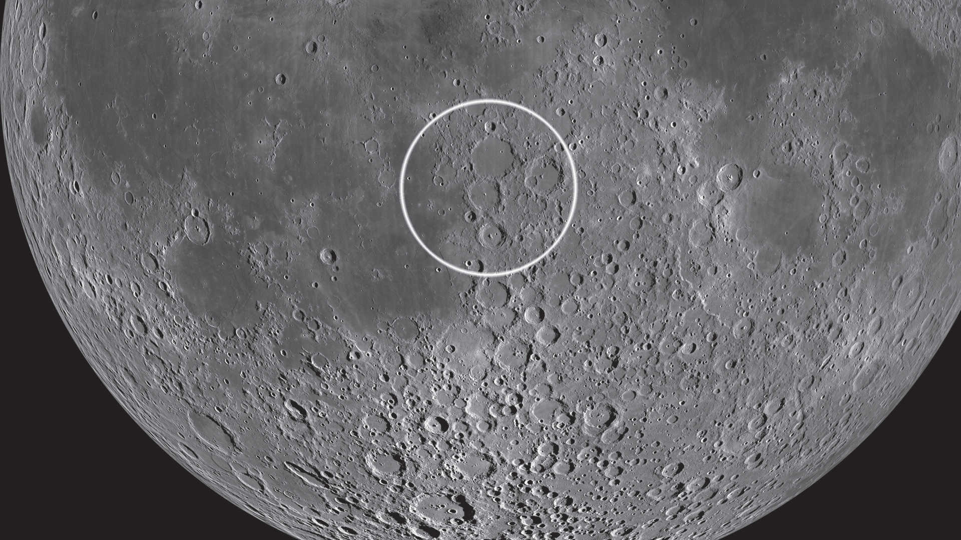 Das Kratertrio befindet sich fast in der Mondmitte. NASA/GSFC/Arizona State University