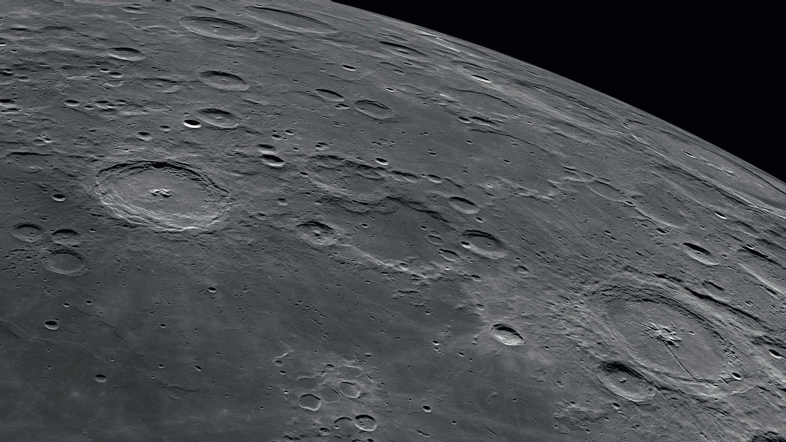 Langrenus und Petavius sind zwei typische Ringgebirge mit Zentralberg. NASA/GSFC/Arizona State University