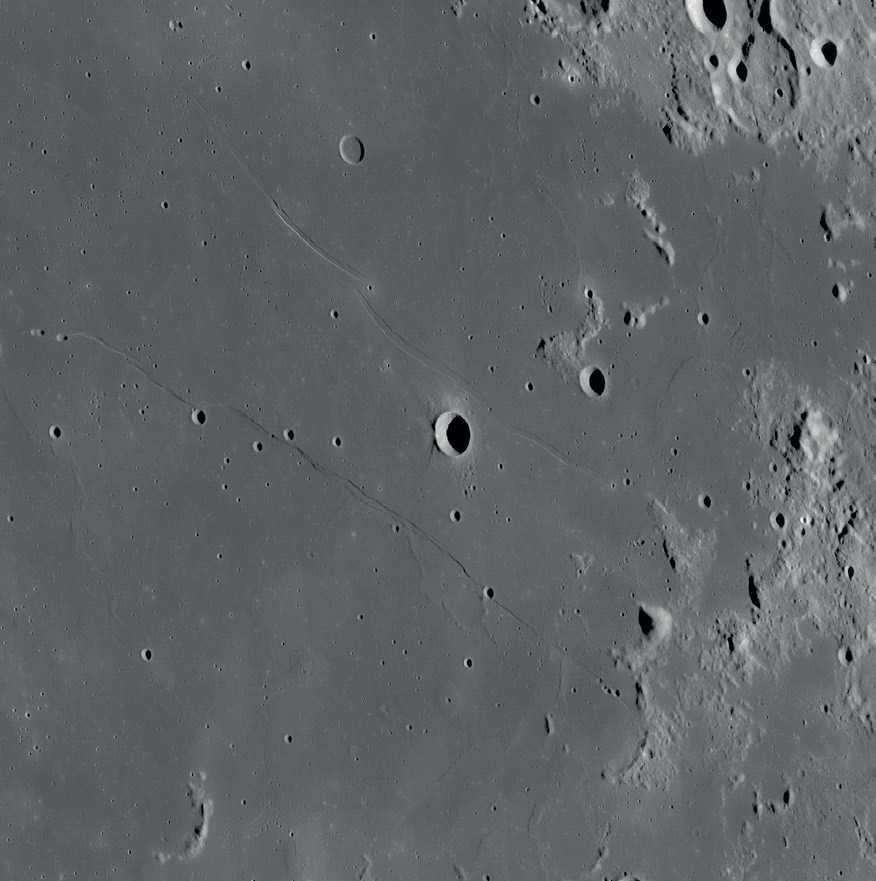 Etwa 50km südlich von Rupes Cauchy liegen die beiden Dome Cauchy Omega und Cauchy Tau. NASA/GSFC/Arizona State University