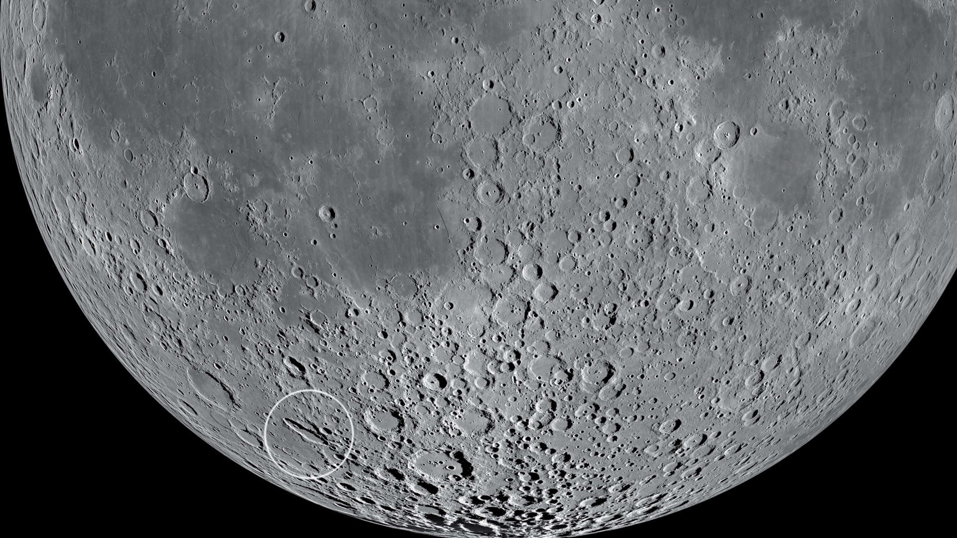 Schiller ist mit einem Durchmesser von 70km×180km stark elliptisch. NASA/GSFC/Arizona State University 