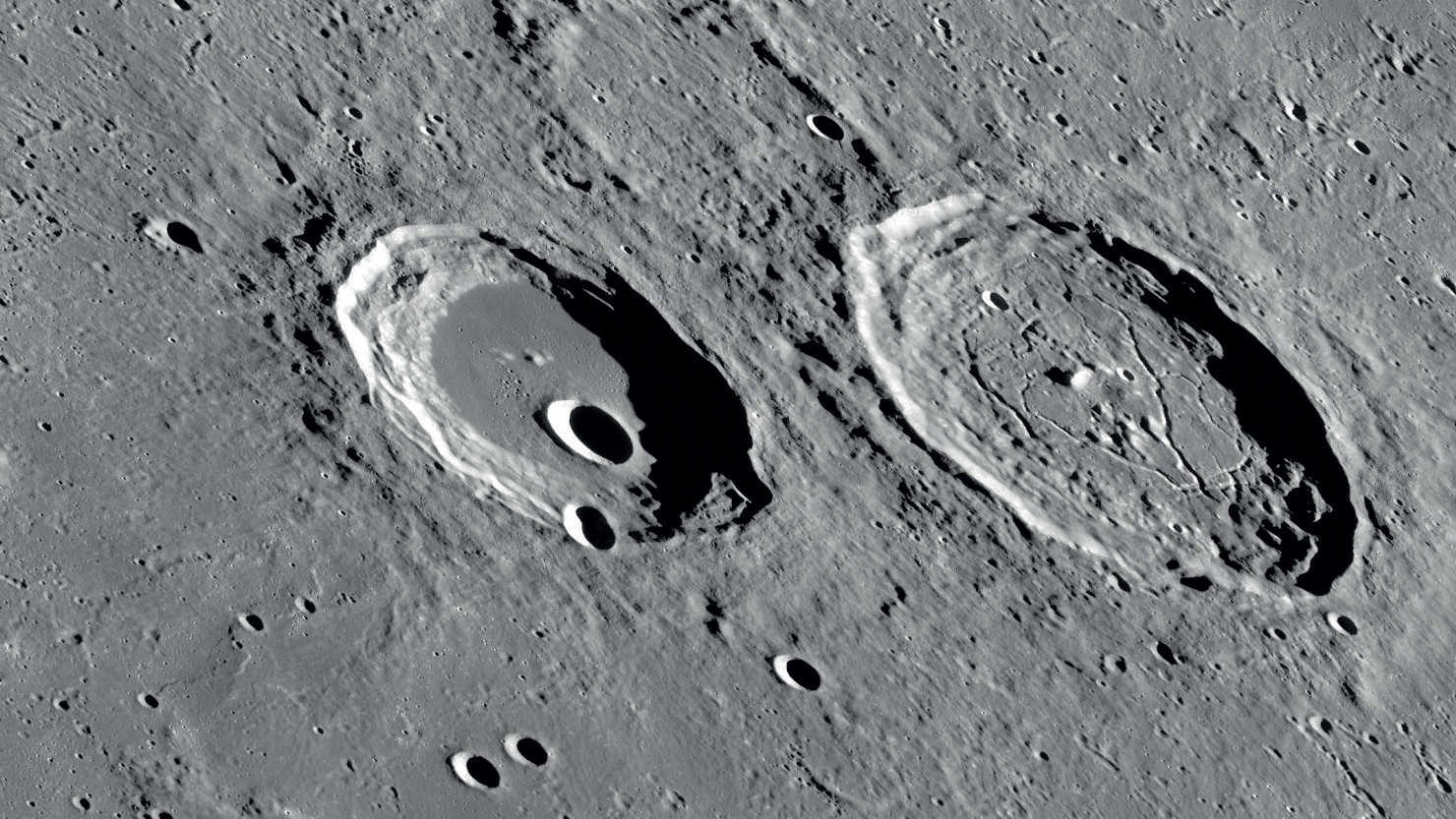 Die beiden Krater Atlas und Hercules zeigen sich äußerlich sehr verschieden. 
NASA/GSFC/Arizona State University