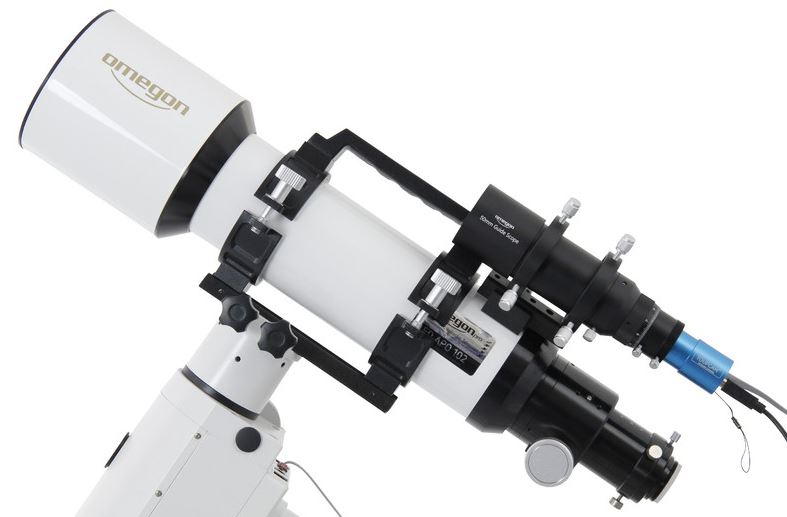 Das Bild zeigt ein Guidescope, das parallel zum Teleskop montiert wurde. Die blaue Kamera ist auf einen Leitstern ausgerichtet. Über einen angeschlossenen Computer gibt sie Steuerimpulse an die Montierung.