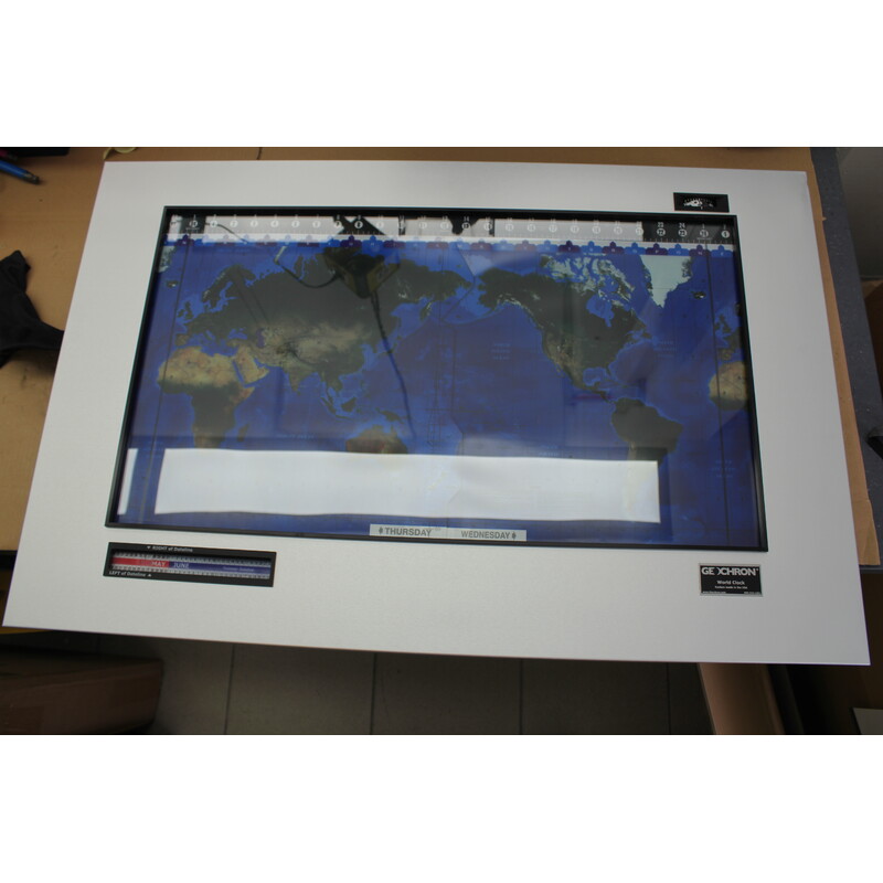 Geochron Original Kilburg in satin eloxierter Aluminiumausführung und schwarzen Zierleisten (gebraucht)